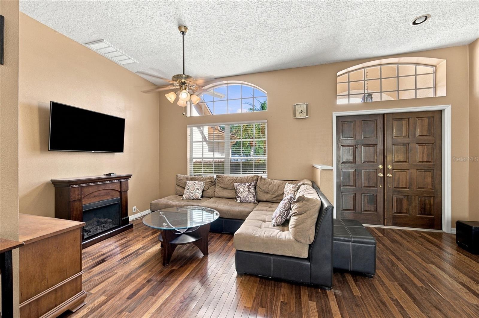 878 CENTERWOOD DRIVE