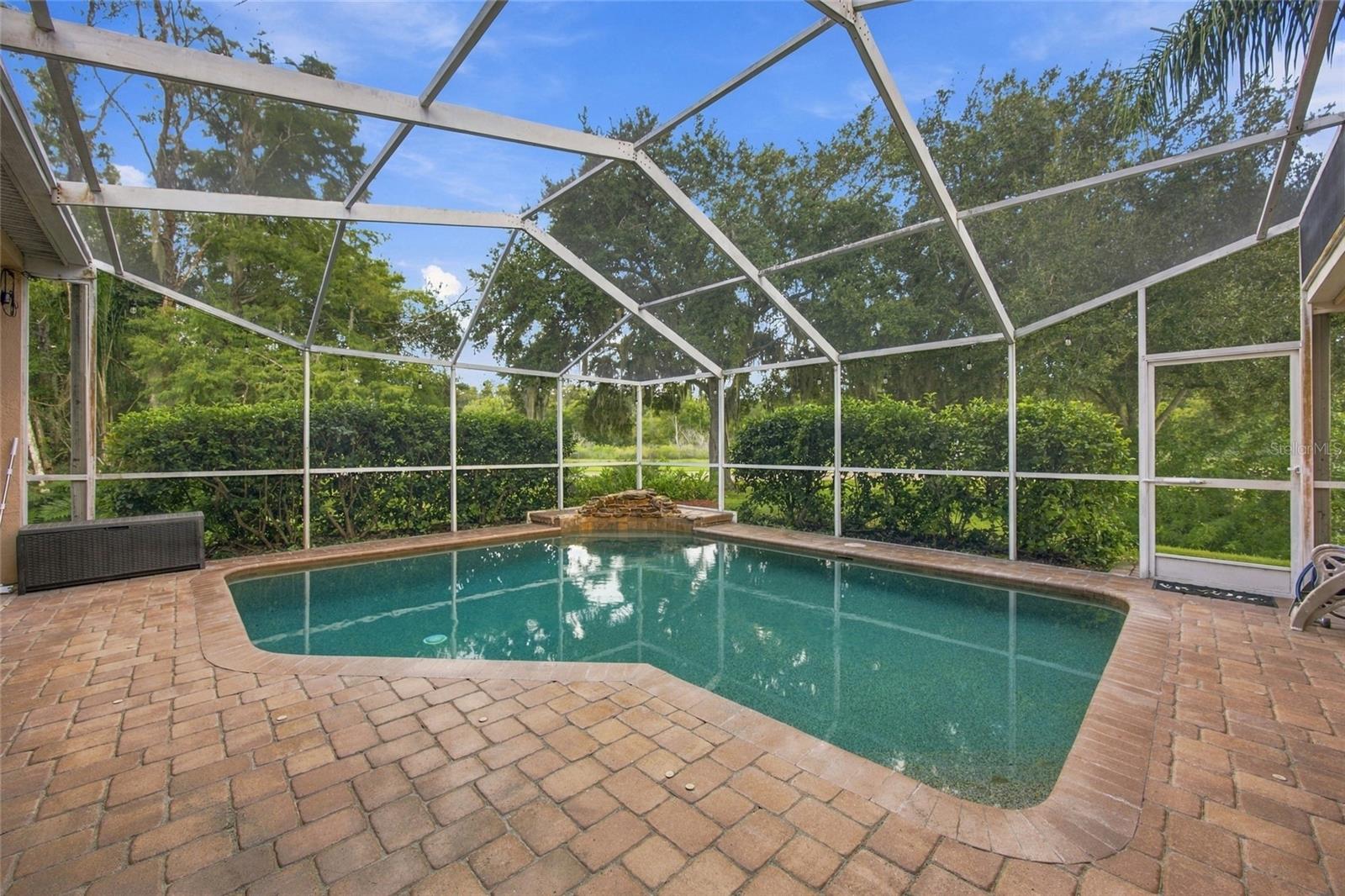 878 CENTERWOOD DRIVE