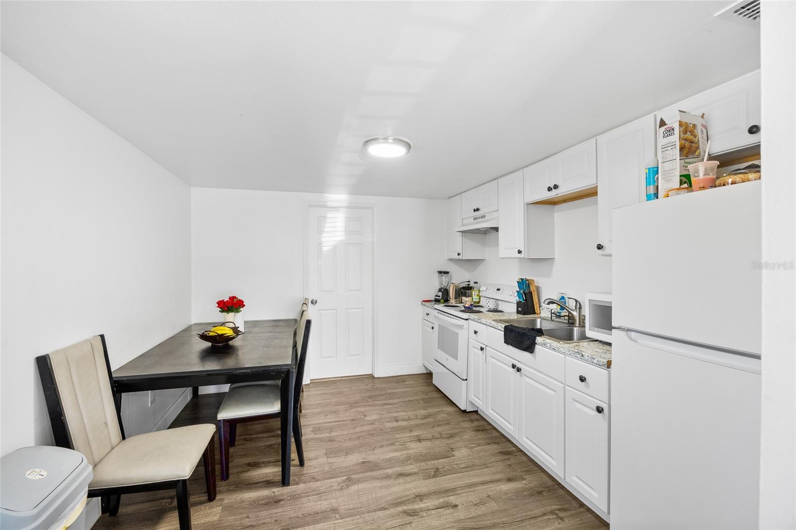 CAYMAN PARK - Residential Income