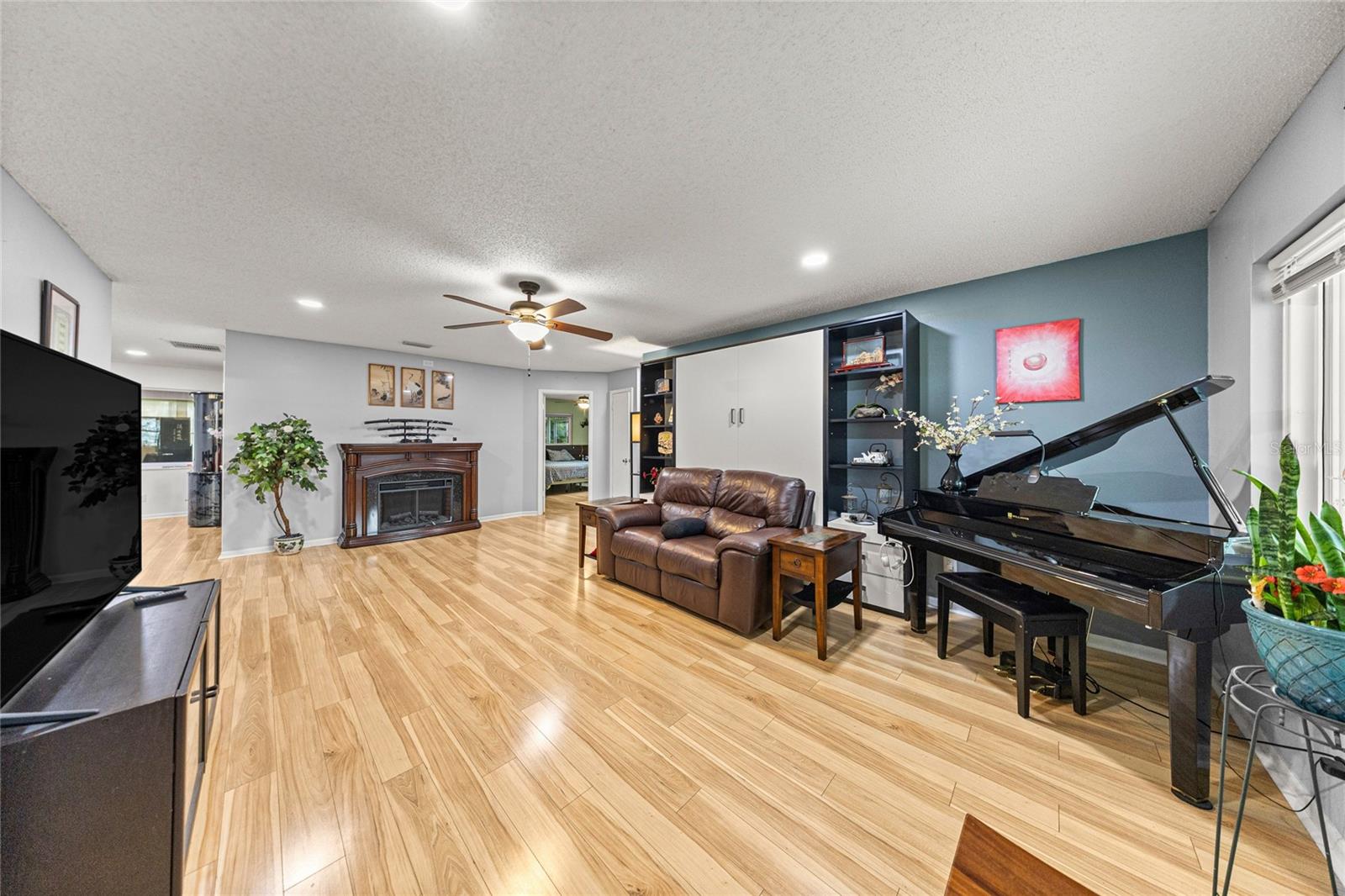 CIRCLE SQUARE WOODS - Residential