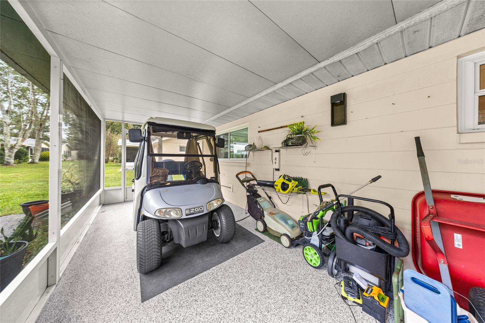 CIRCLE SQUARE WOODS - Residential