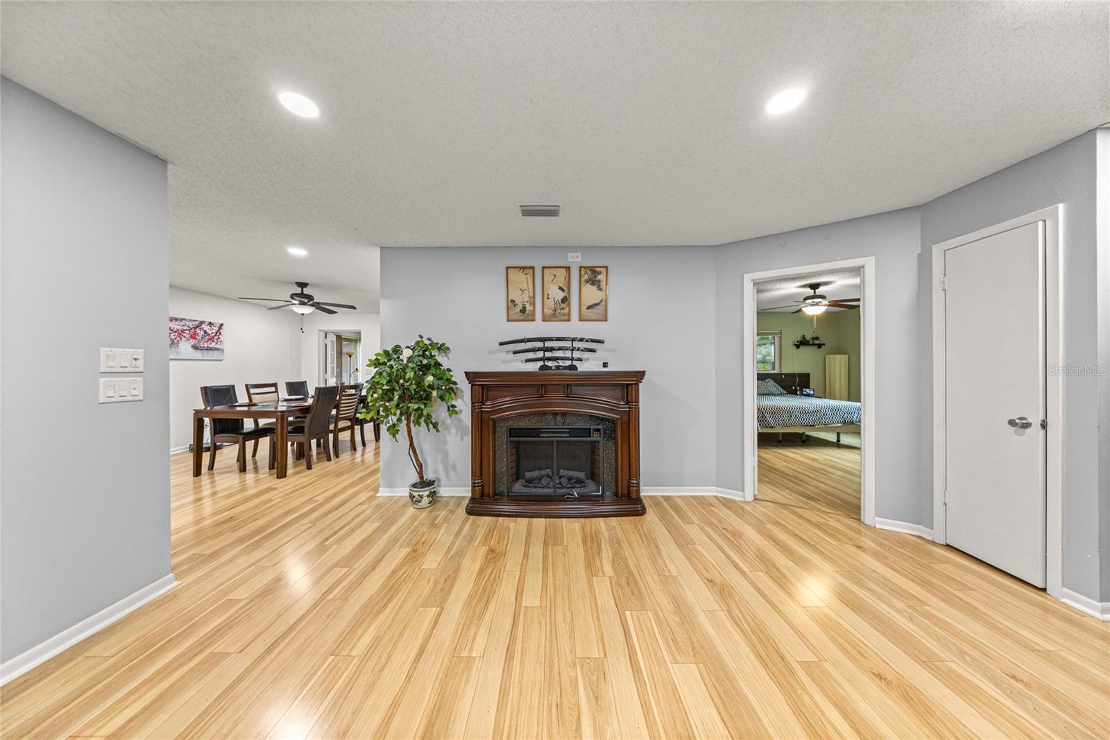 CIRCLE SQUARE WOODS - Residential