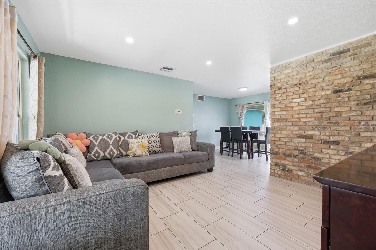 SKY LAKE OAK RIDGE SEC - Residential