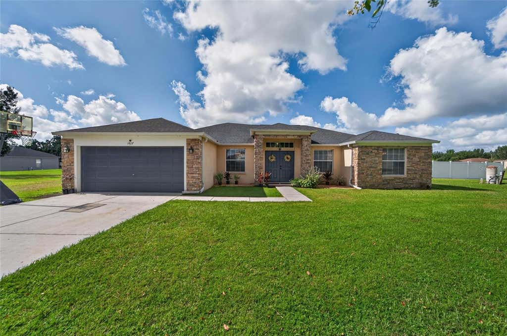 Photo of 1617 Avondale Ridge Drive, Plant City, FL 33567 (MLS # TB8537824)