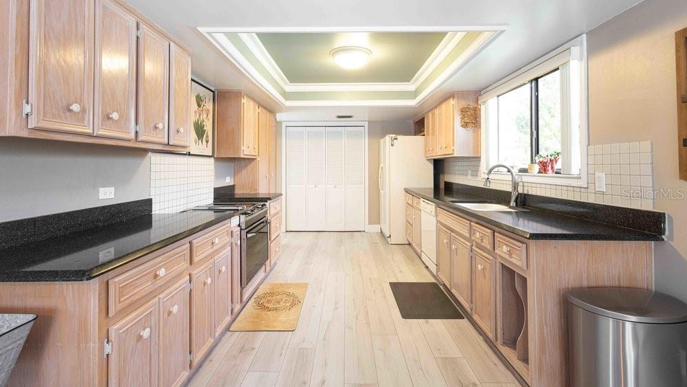 COUNTRY PLACE THE - Residential