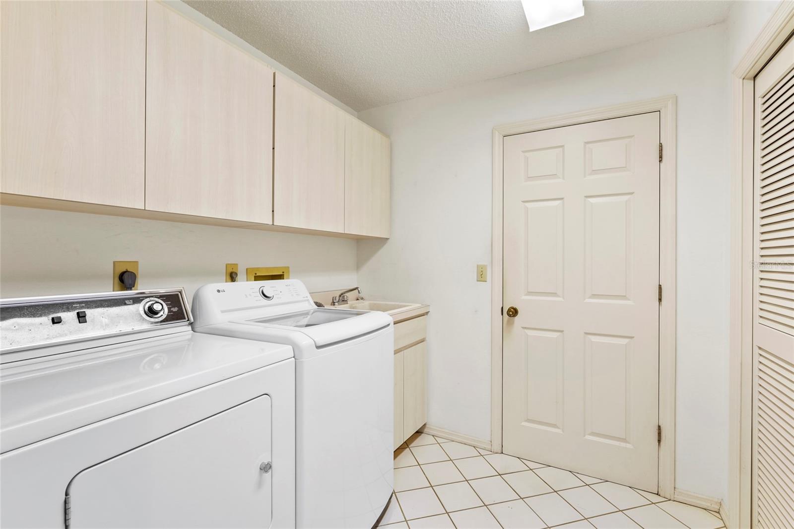 LAKES ESTATES 3 OF SARASOTA - Residential