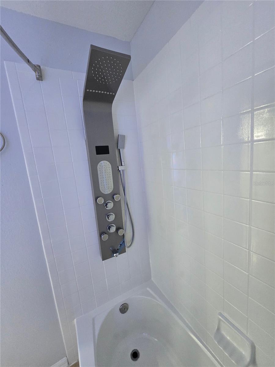 EDGEWATER AT GRAND OAKS PH 01 - Residential Lease