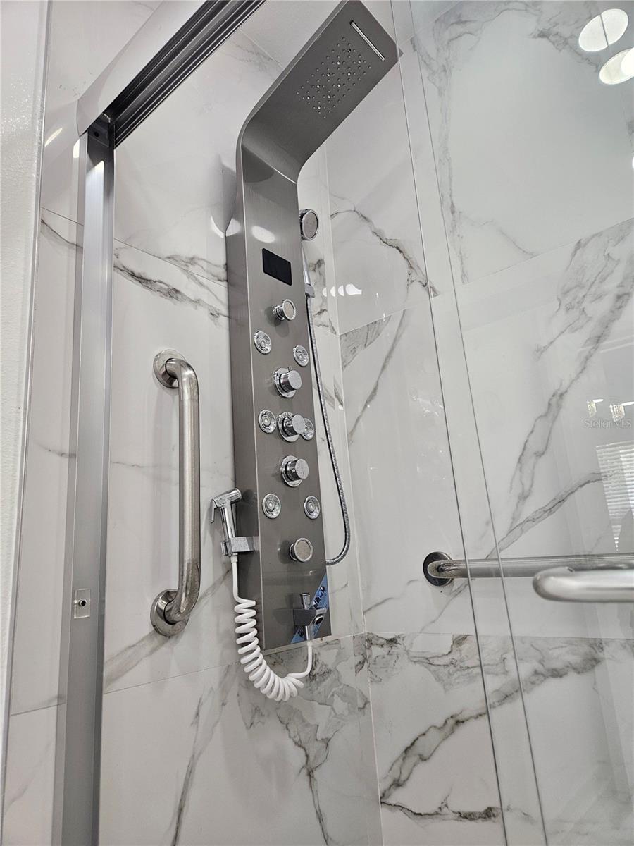 EDGEWATER AT GRAND OAKS PH 01 - Residential Lease