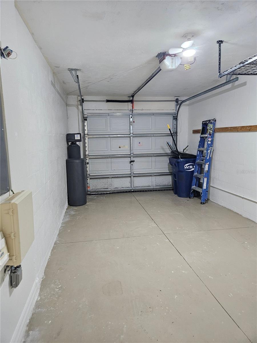 EDGEWATER AT GRAND OAKS PH 01 - Residential Lease