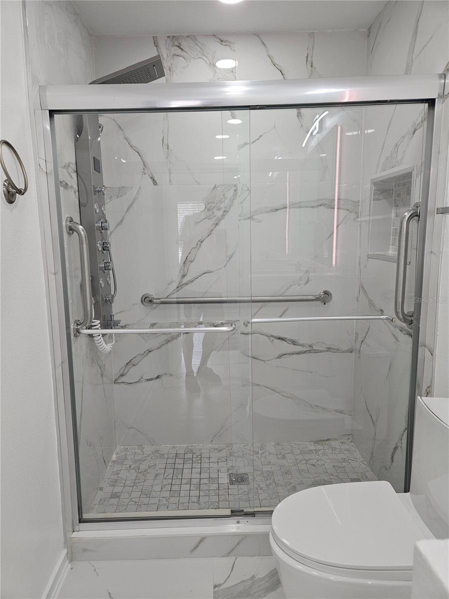 EDGEWATER AT GRAND OAKS PH 01 - Residential Lease