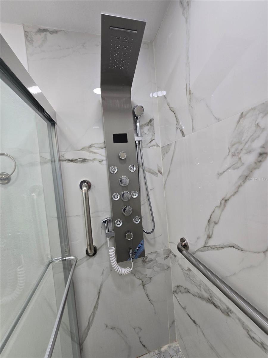 EDGEWATER AT GRAND OAKS PH 01 - Residential Lease