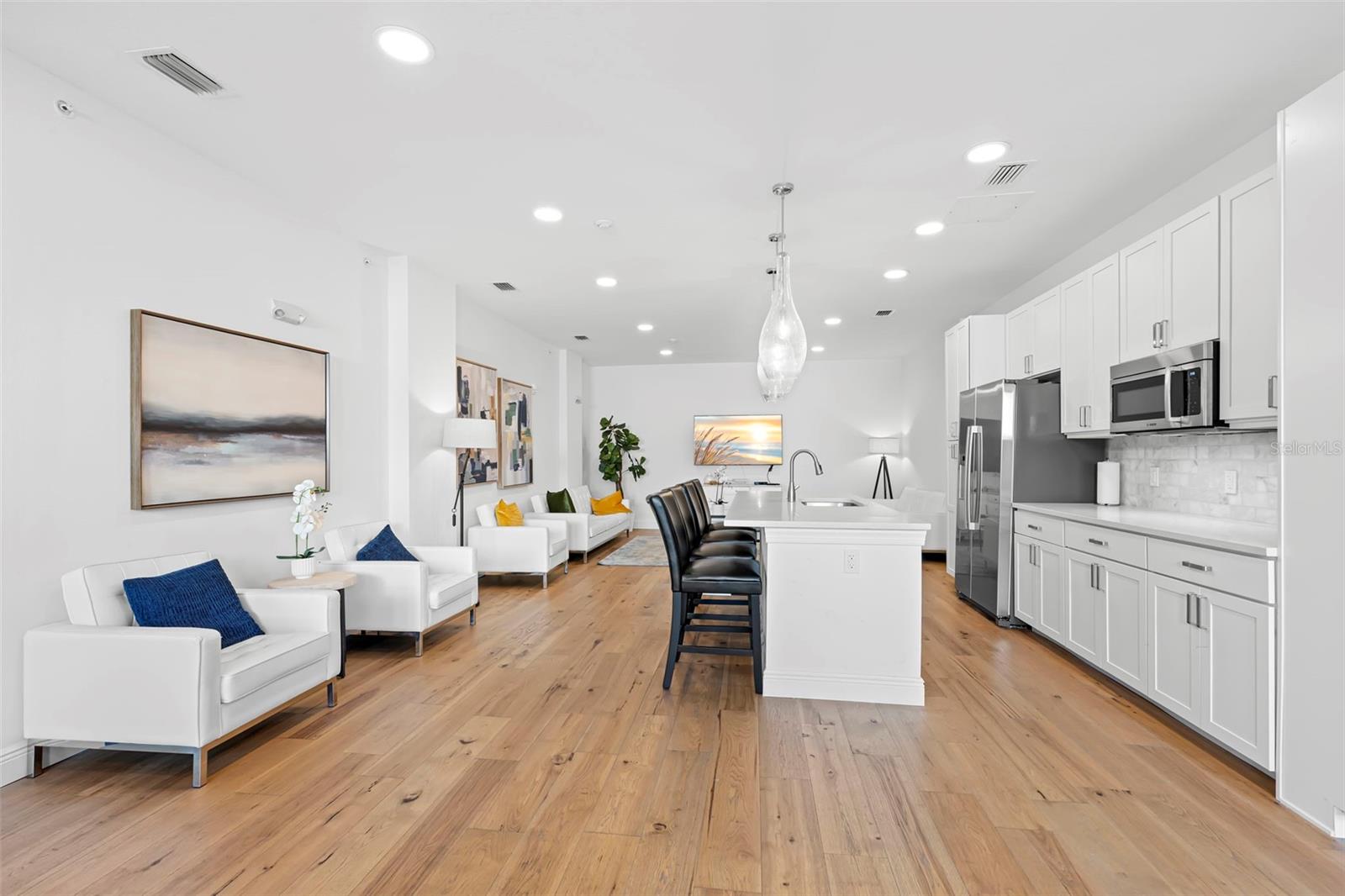 DOMUS URBANA CONDO - Residential