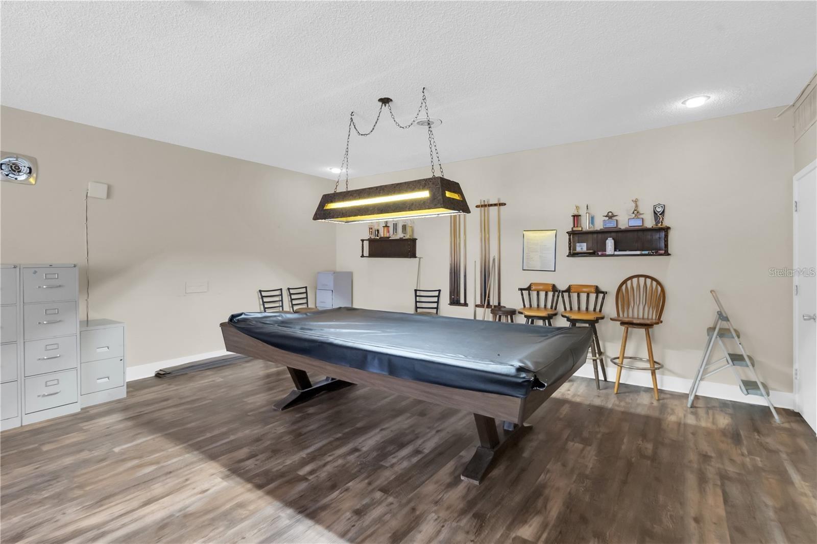 LAKES UNIT I THE - Residential