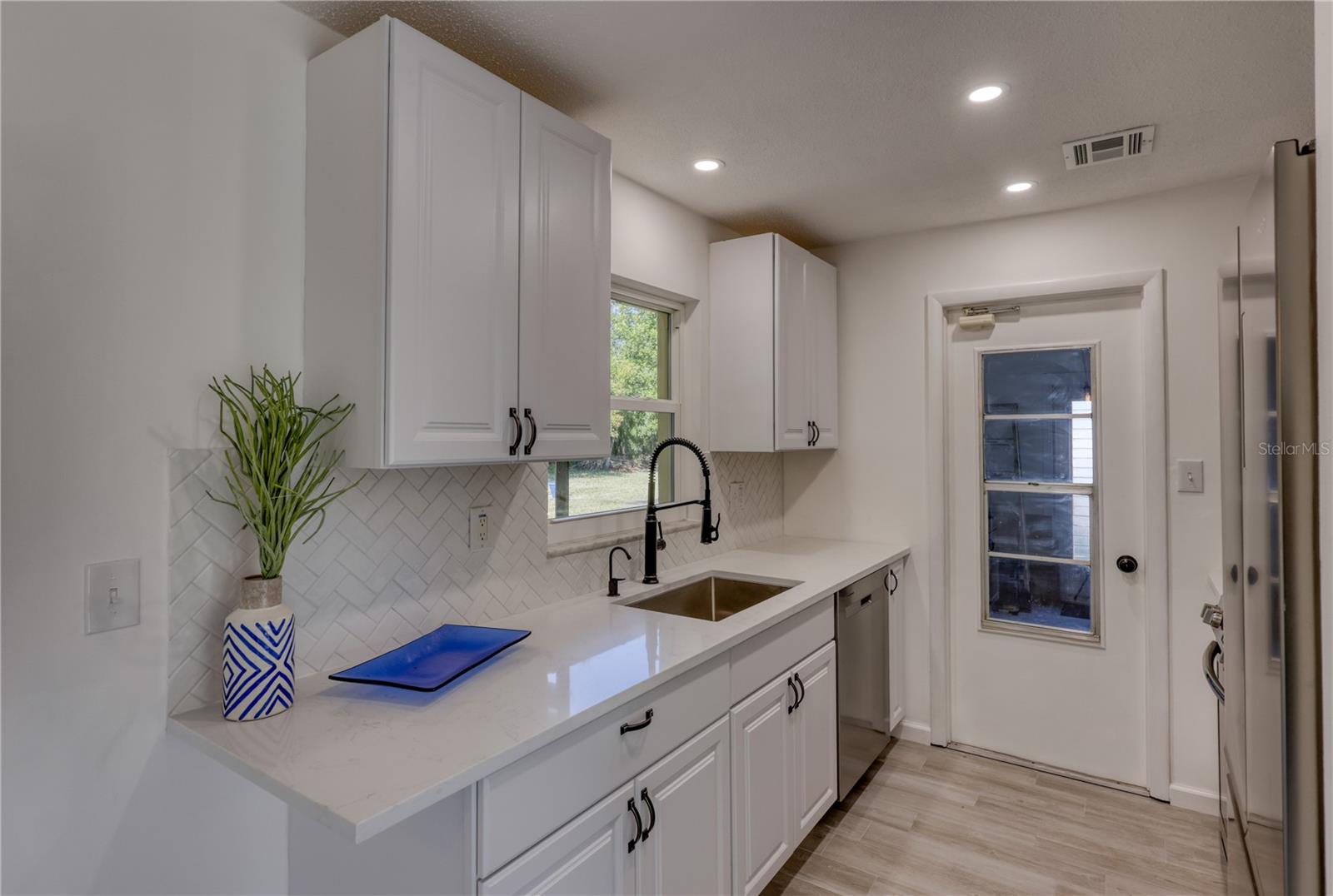 LAKES UNIT I THE - Residential