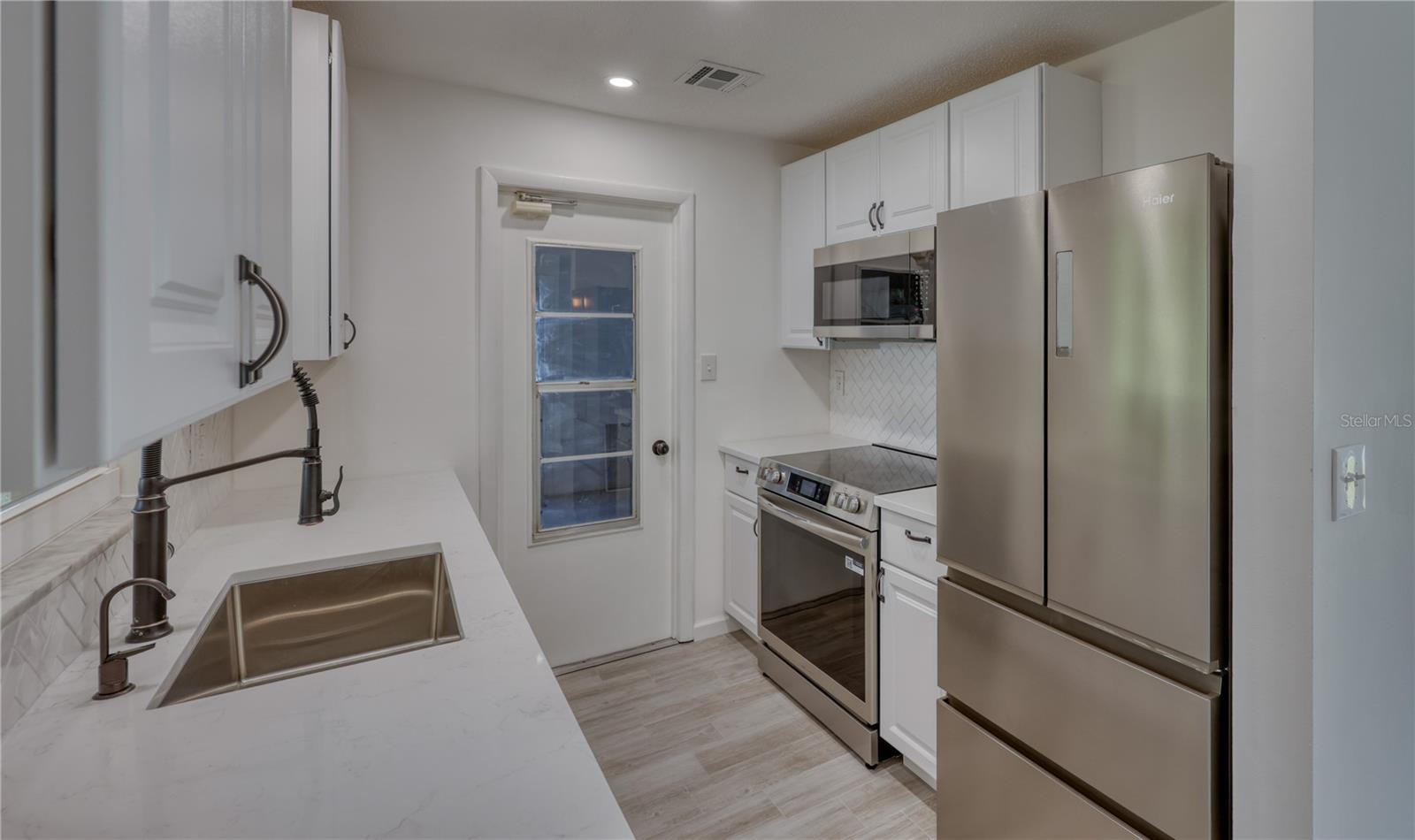 LAKES UNIT I THE - Residential