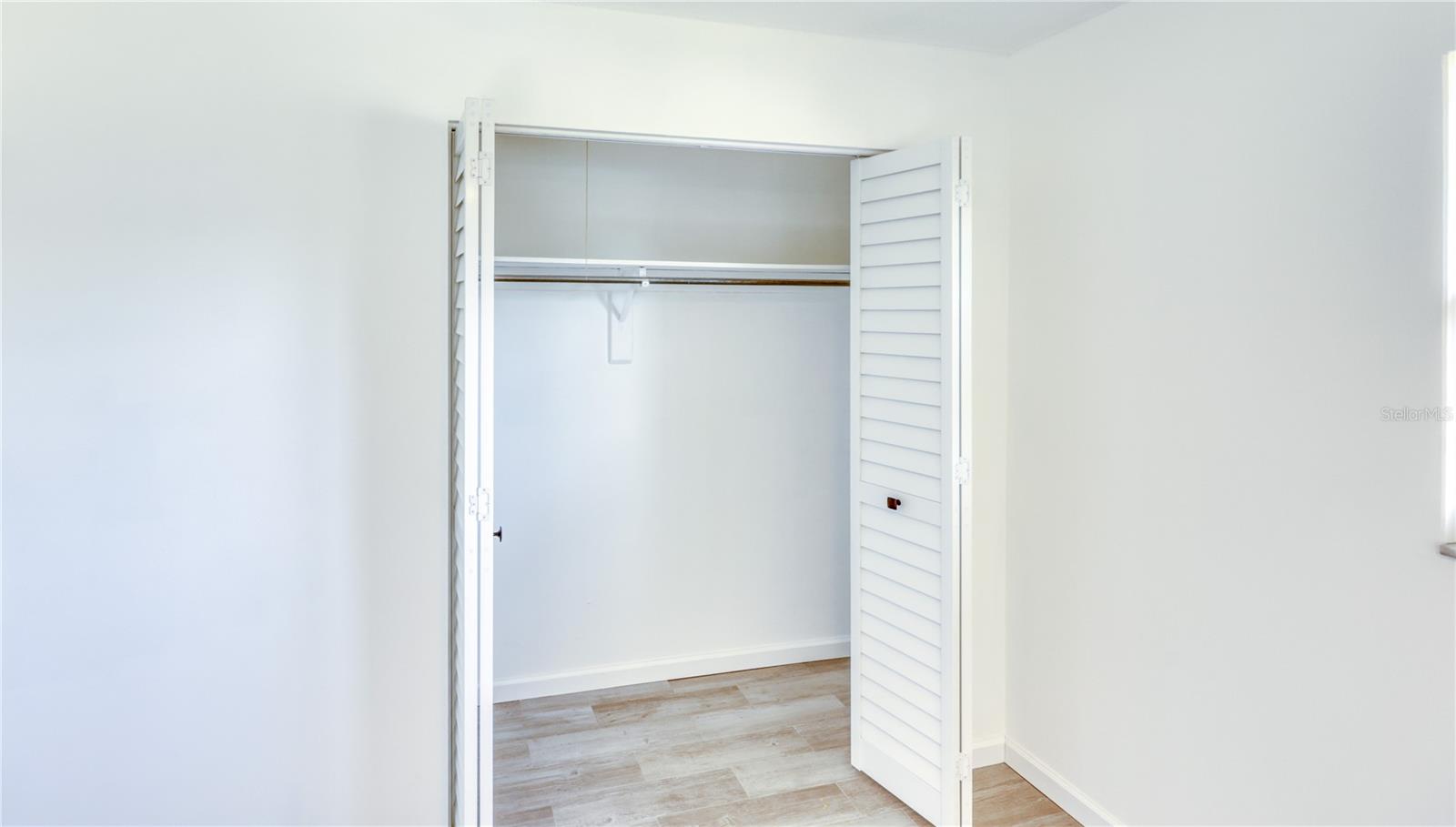 LAKES UNIT I THE - Residential