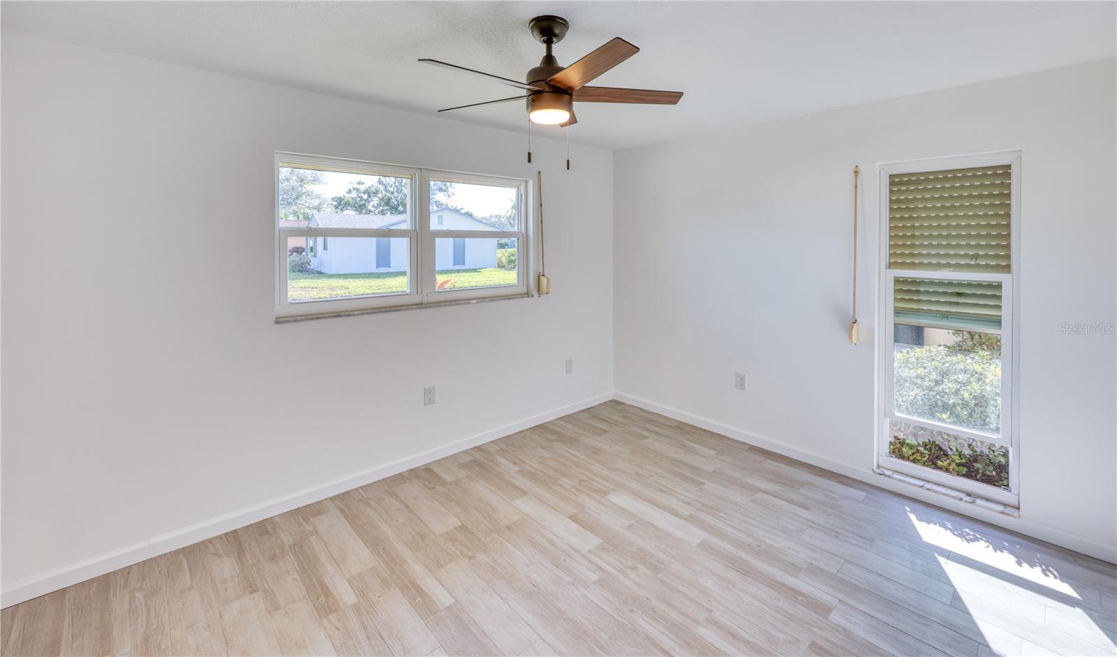 LAKES UNIT I THE - Residential