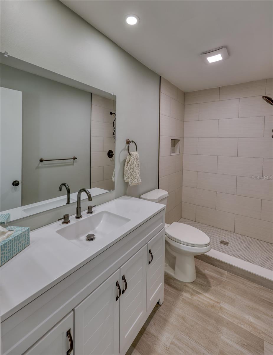 LAKES UNIT I THE - Residential