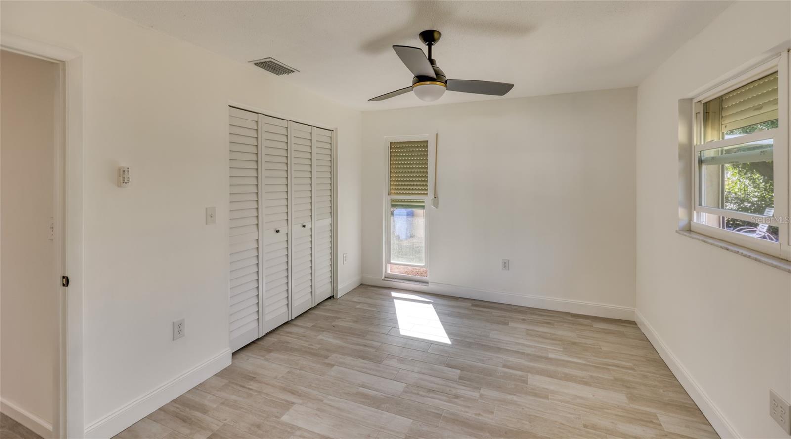 LAKES UNIT I THE - Residential