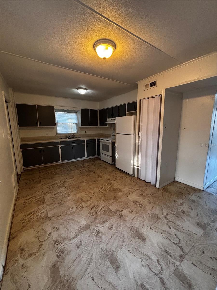 COLONNADES 1ST SEC - Residential Lease