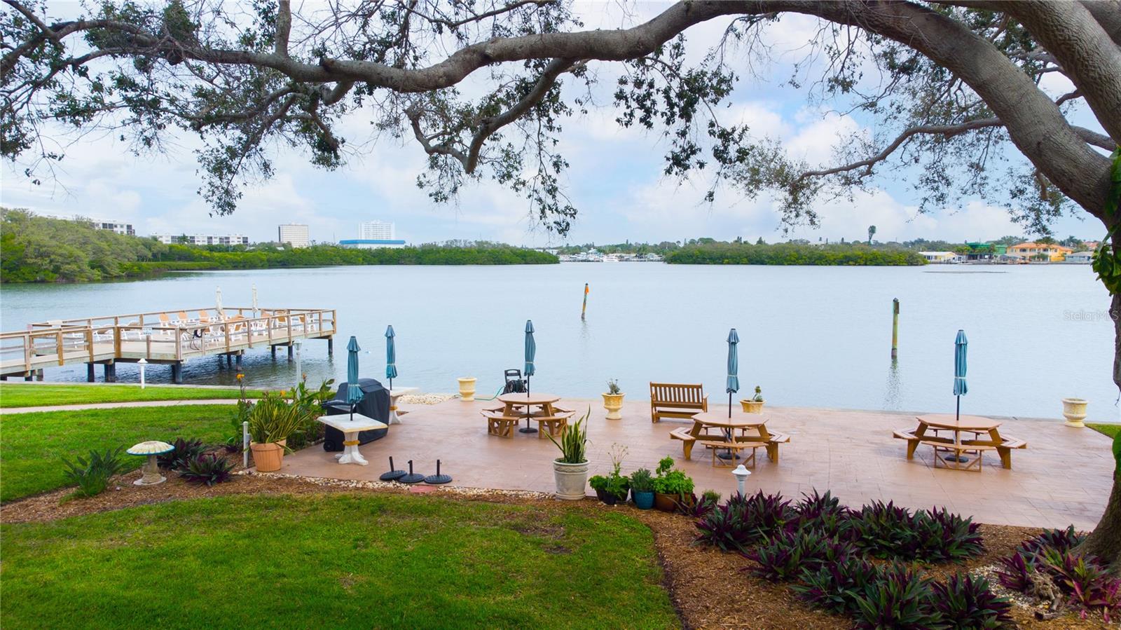 SHORE CREST BLDG - Residential