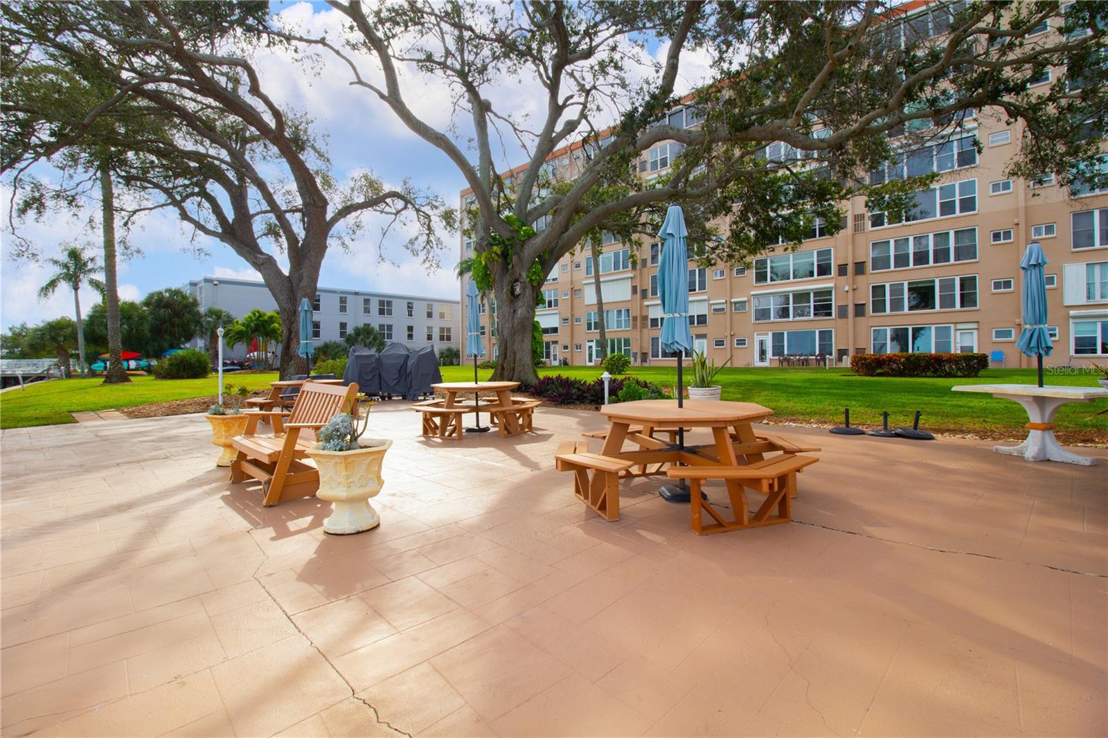 SHORE CREST BLDG - Residential