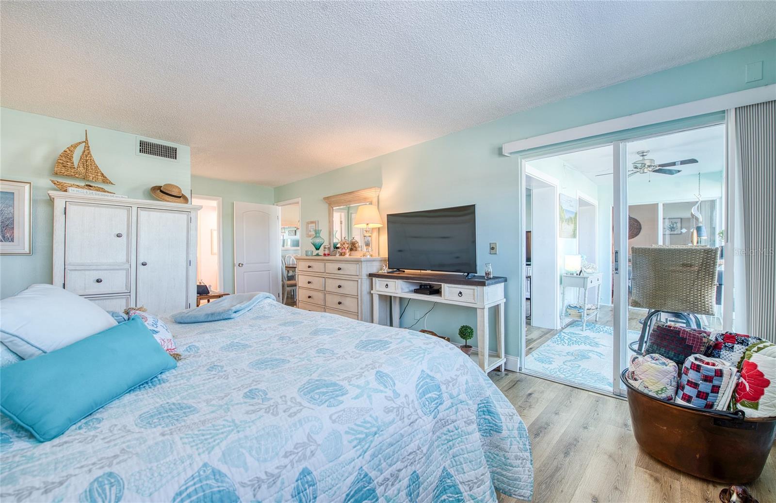 IMPERIAL POINT CONDO - Residential