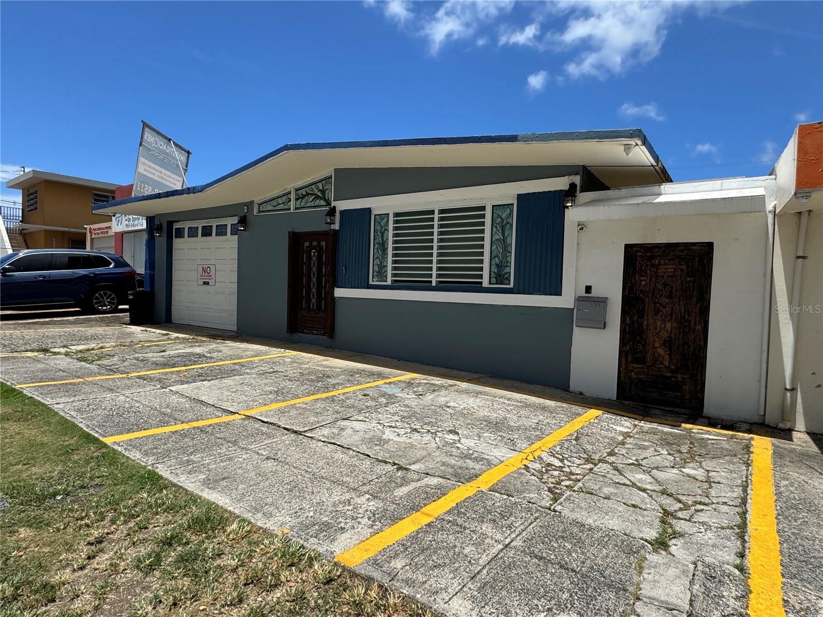 Excellent property in one of the best commercial locations in San Juan. It can be used as a home or as a commercial property for various purposes. It consists of four commercial offices, three full bathrooms, a reception area, parking for five vehicles, and three additional vehicles in the extended carport, with 311 square meters of land. It includes 23 solar panels (only two years in use and $274 monthly), two Tesla batteries, a commercial power generator, security cameras, security windows and doors, seven air conditioners (split units), a transfer switch, lighting, an in-line water heater, among other services.