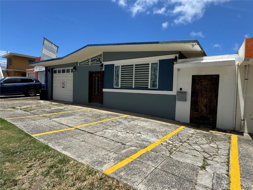 Excellent property in one of the best commercial locations in San Juan. It can be used as a home or as a commercial property for various purposes. It consists of four commercial offices, three full bathrooms, a reception area, parking for five vehicles, and three additional vehicles in the extended carport, with 311 square meters of land. It includes 23 solar panels (only two years in use and $274 monthly), two Tesla batteries, a commercial power generator, security cameras, security windows and doors, seven air conditioners (split units), a transfer switch, lighting, an in-line water heater, among other services.