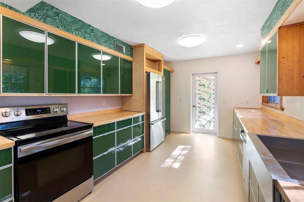 Photo of 1520 W Beresford Avenue, Deland, FL 32720 (MLS # V4945747)