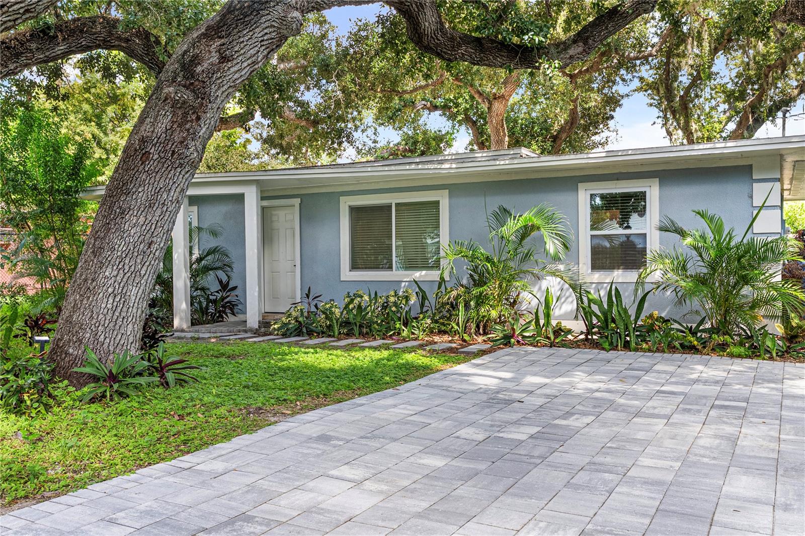 1112 SUNSET AVENUE
