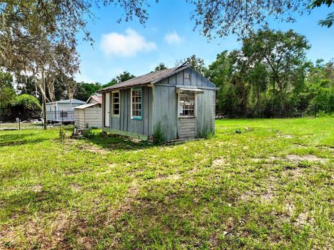 Photo of 16130 SE 252nd Terrace, Umatilla, FL 32784 (MLS # G5101067) Photo of 16130 SE 252nd Terrace, Umatilla, FL 32784 (MLS # G5101067)