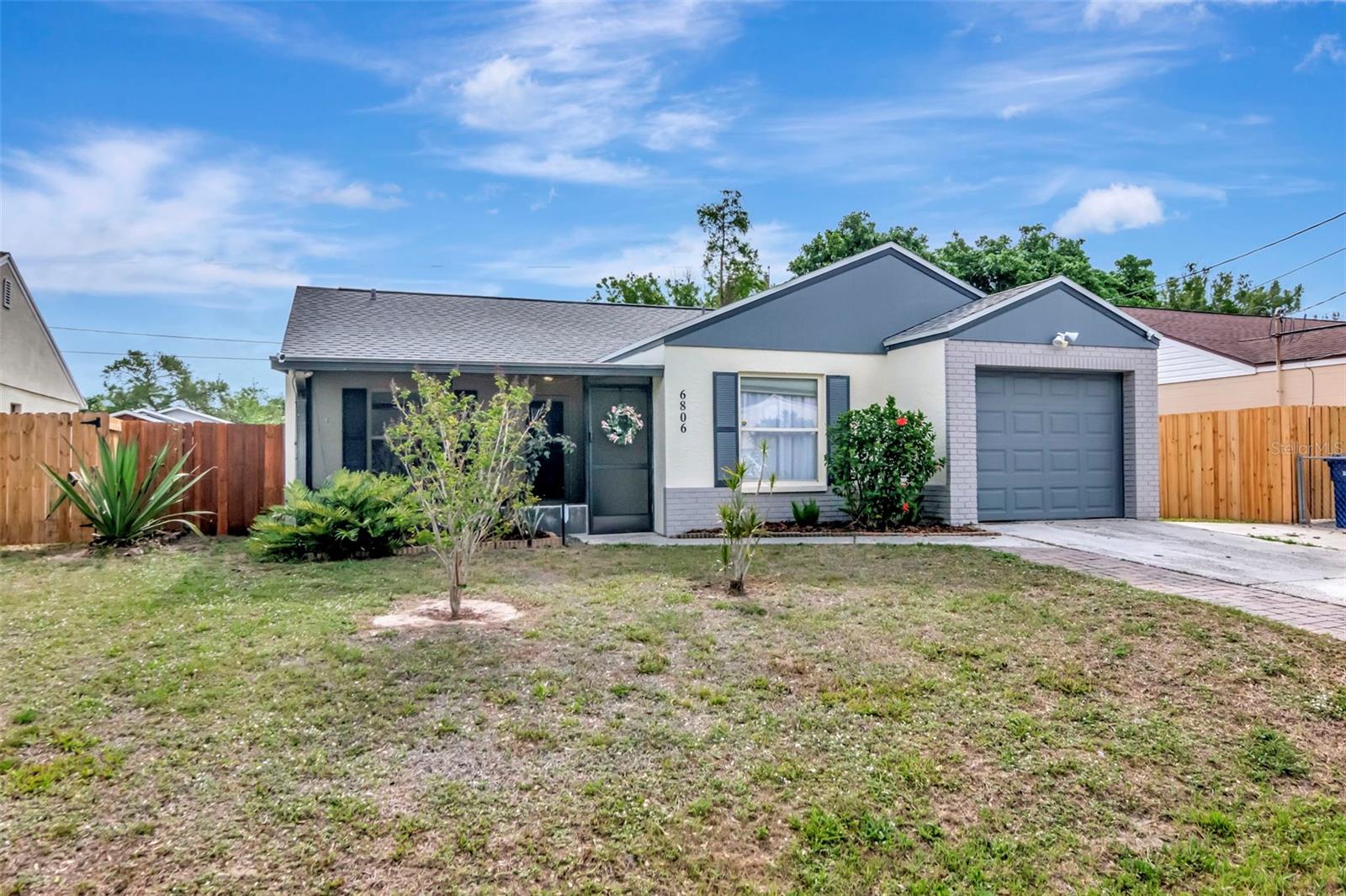 TROPICAL PINES - Residential