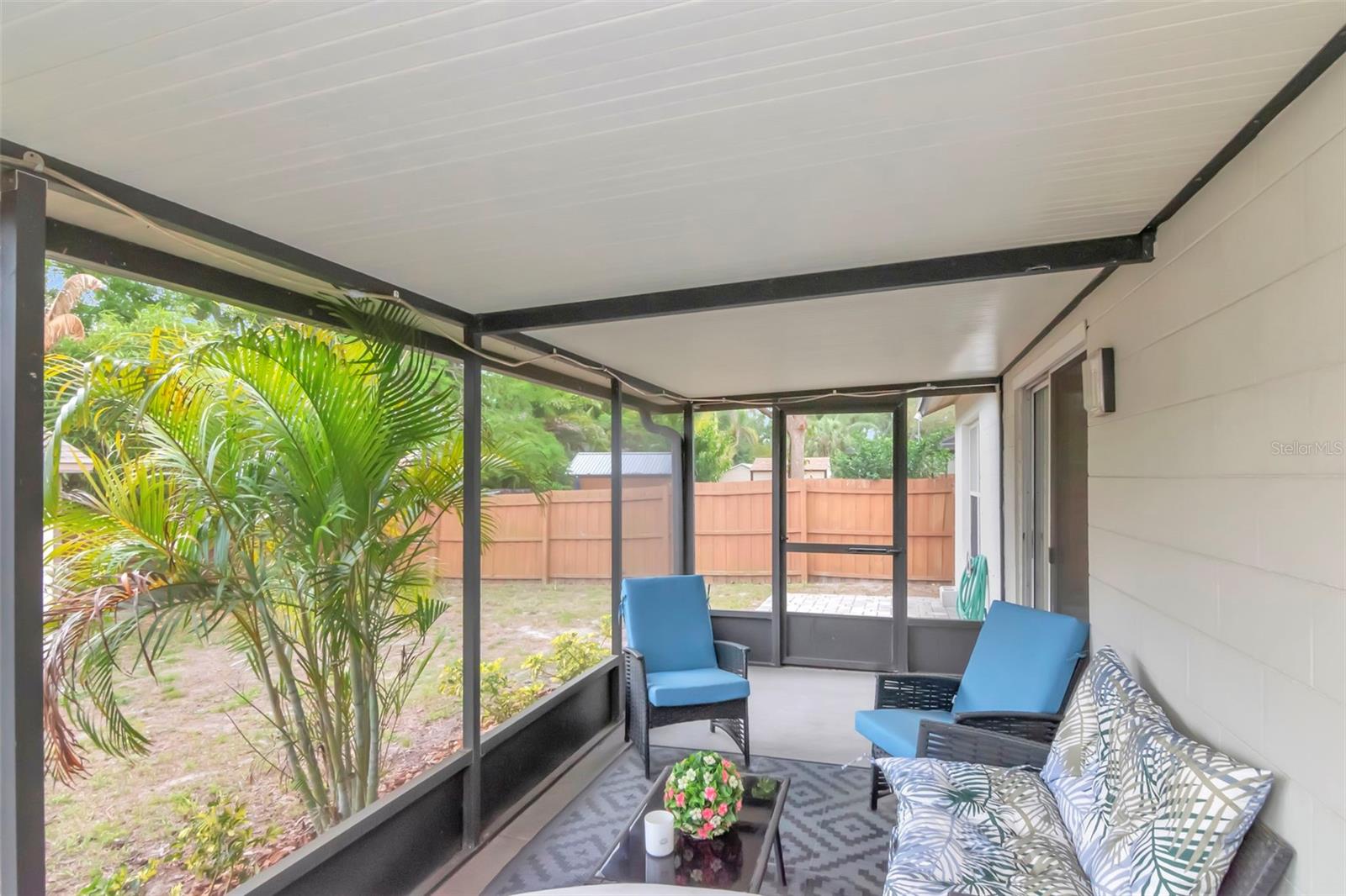 TROPICAL PINES - Residential