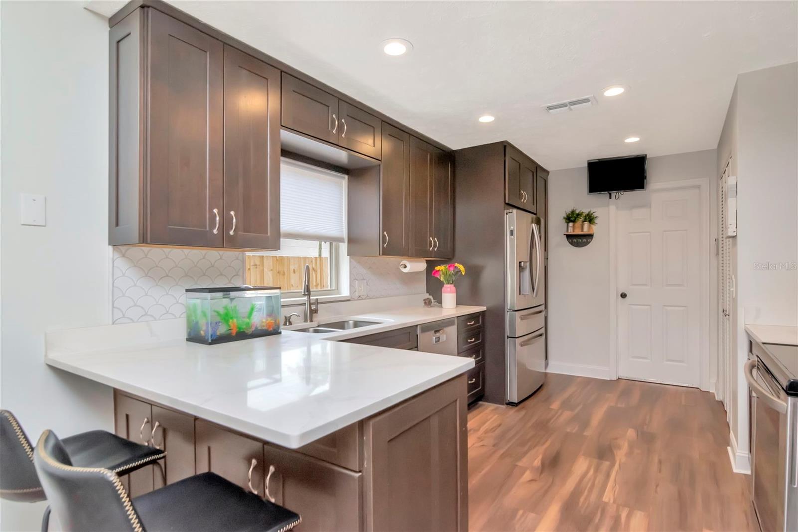 TROPICAL PINES - Residential