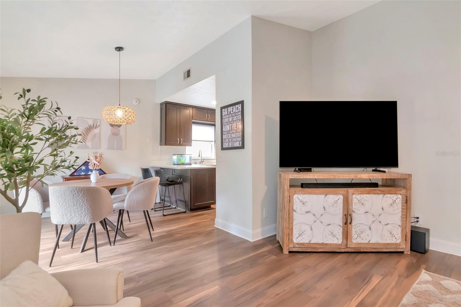 TROPICAL PINES - Residential