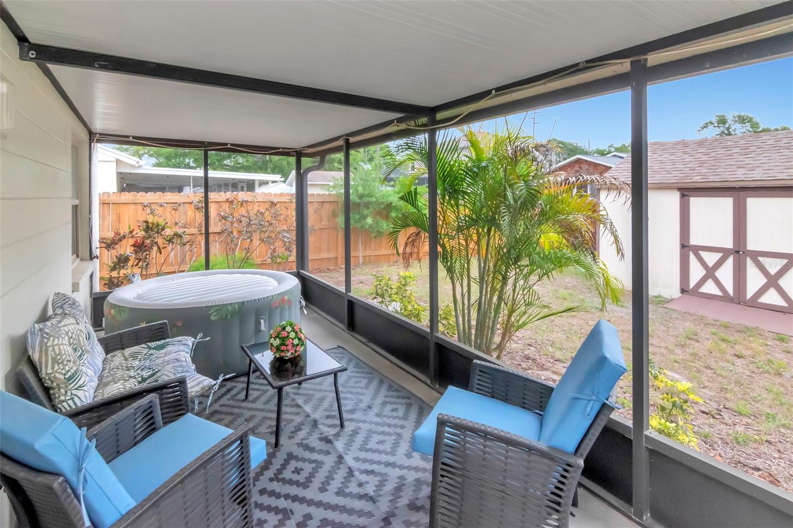 TROPICAL PINES - Residential