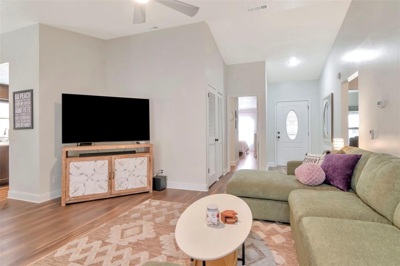 TROPICAL PINES - Residential