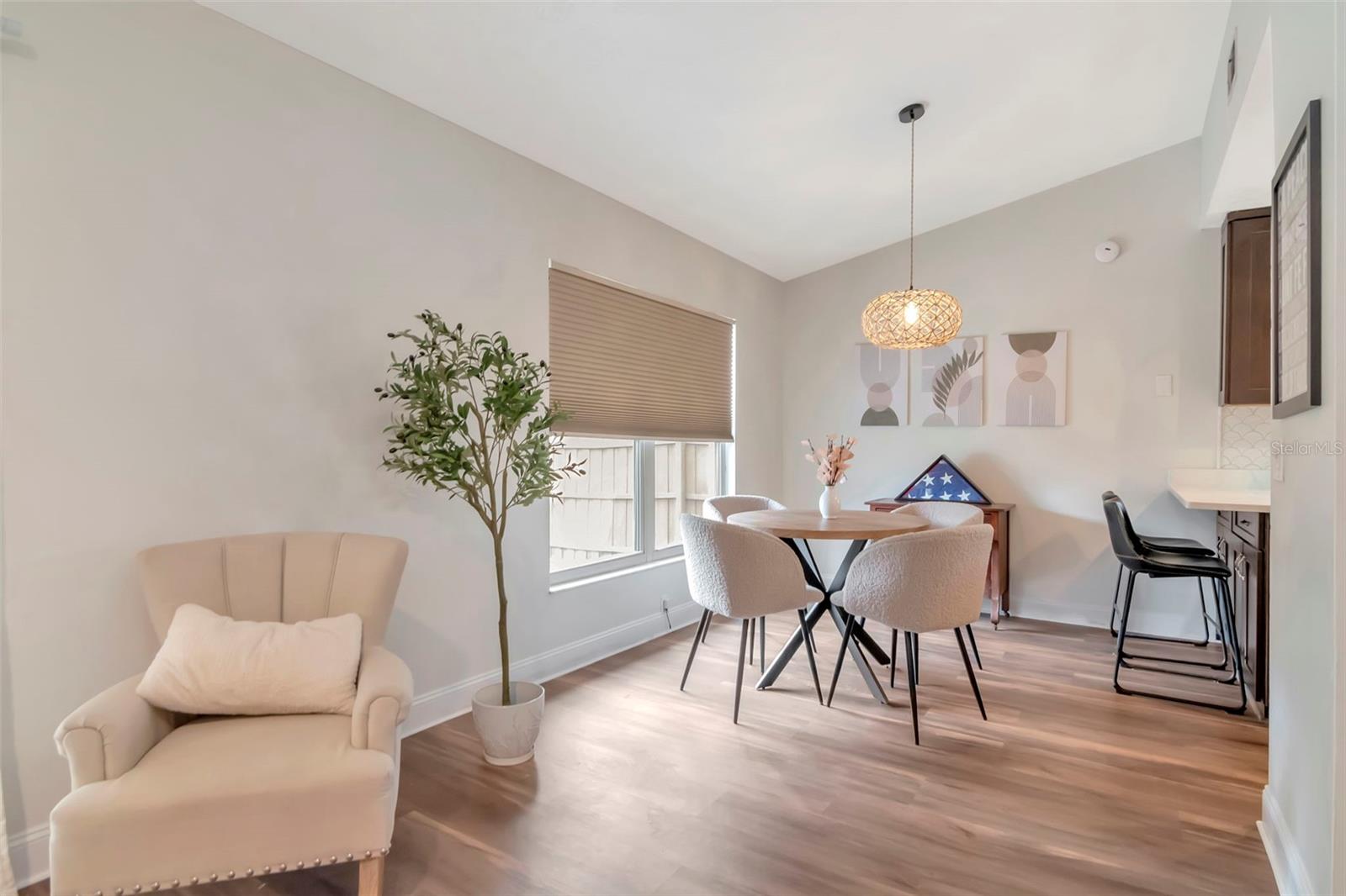 TROPICAL PINES - Residential