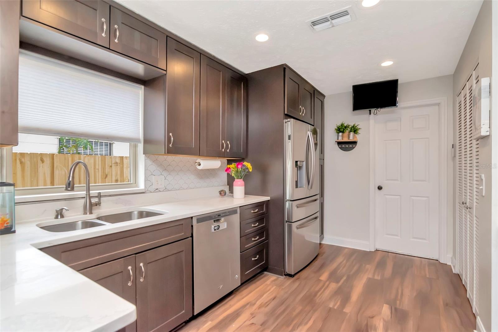 TROPICAL PINES - Residential