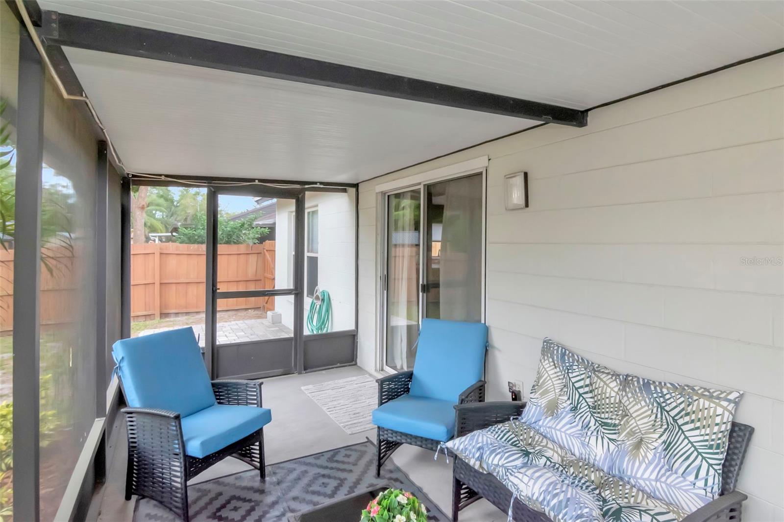 TROPICAL PINES - Residential