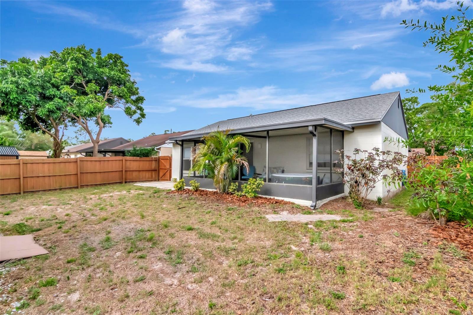 TROPICAL PINES - Residential