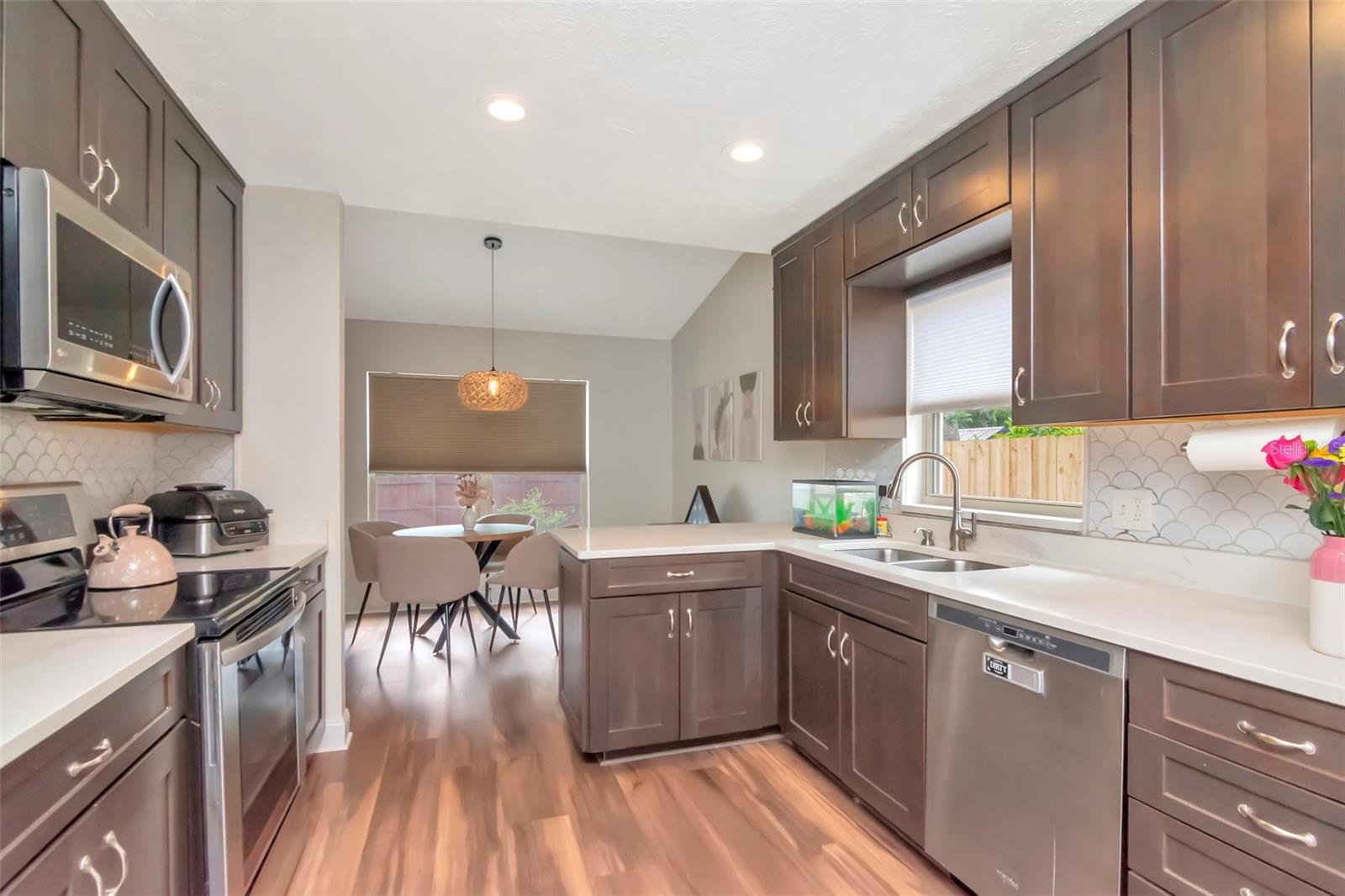 TROPICAL PINES - Residential