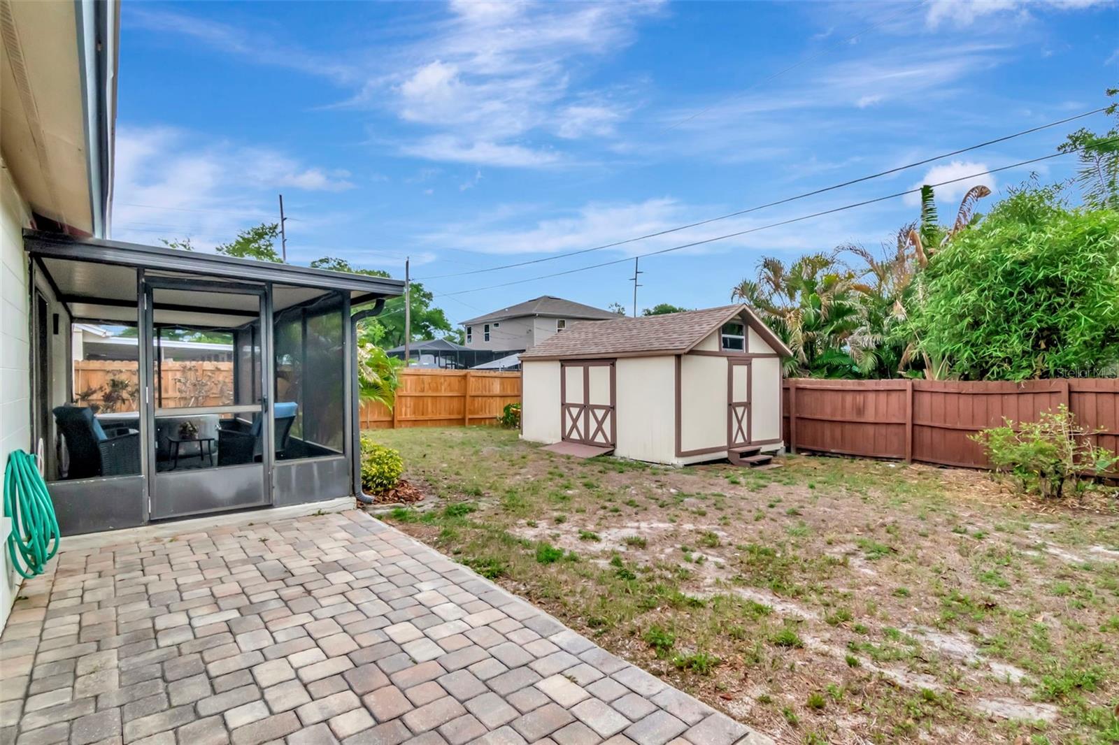 TROPICAL PINES - Residential