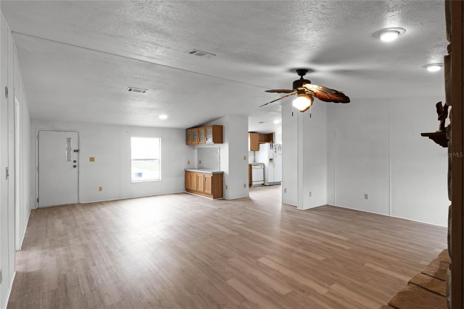 571 LINDSEY DRIVE