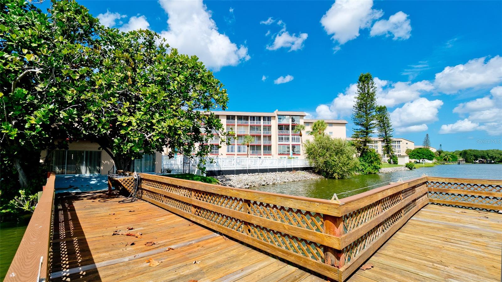 BAYSHORE ON THE LAKE APTS SEC 4 - Residential