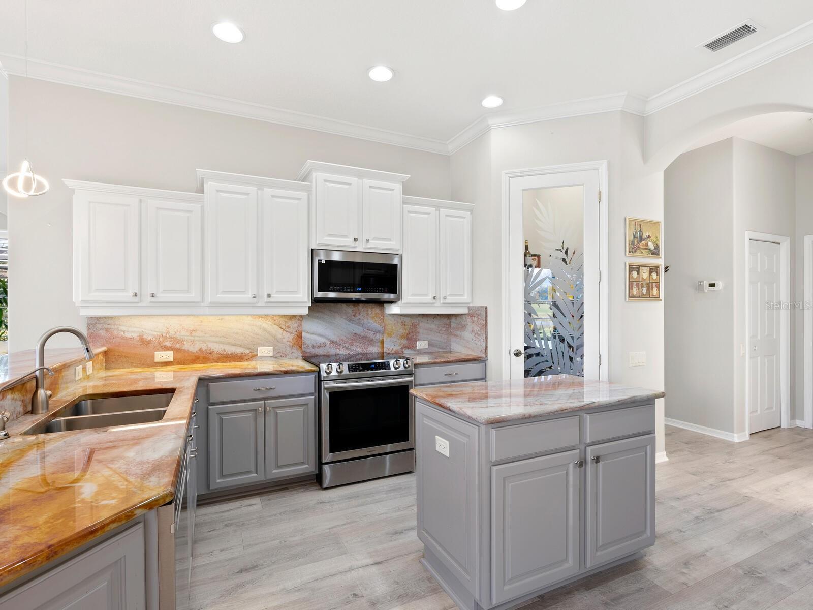 PELICAN POINTE GOLF & CC - Residential