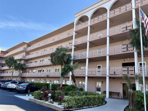 Photo of 5521 80th Street North #306, St Petersburg, FL 33709 (MLS # O6286094) Photo of 5521 80th Street North #306, St Petersburg, FL 33709 (MLS # O6286094)
