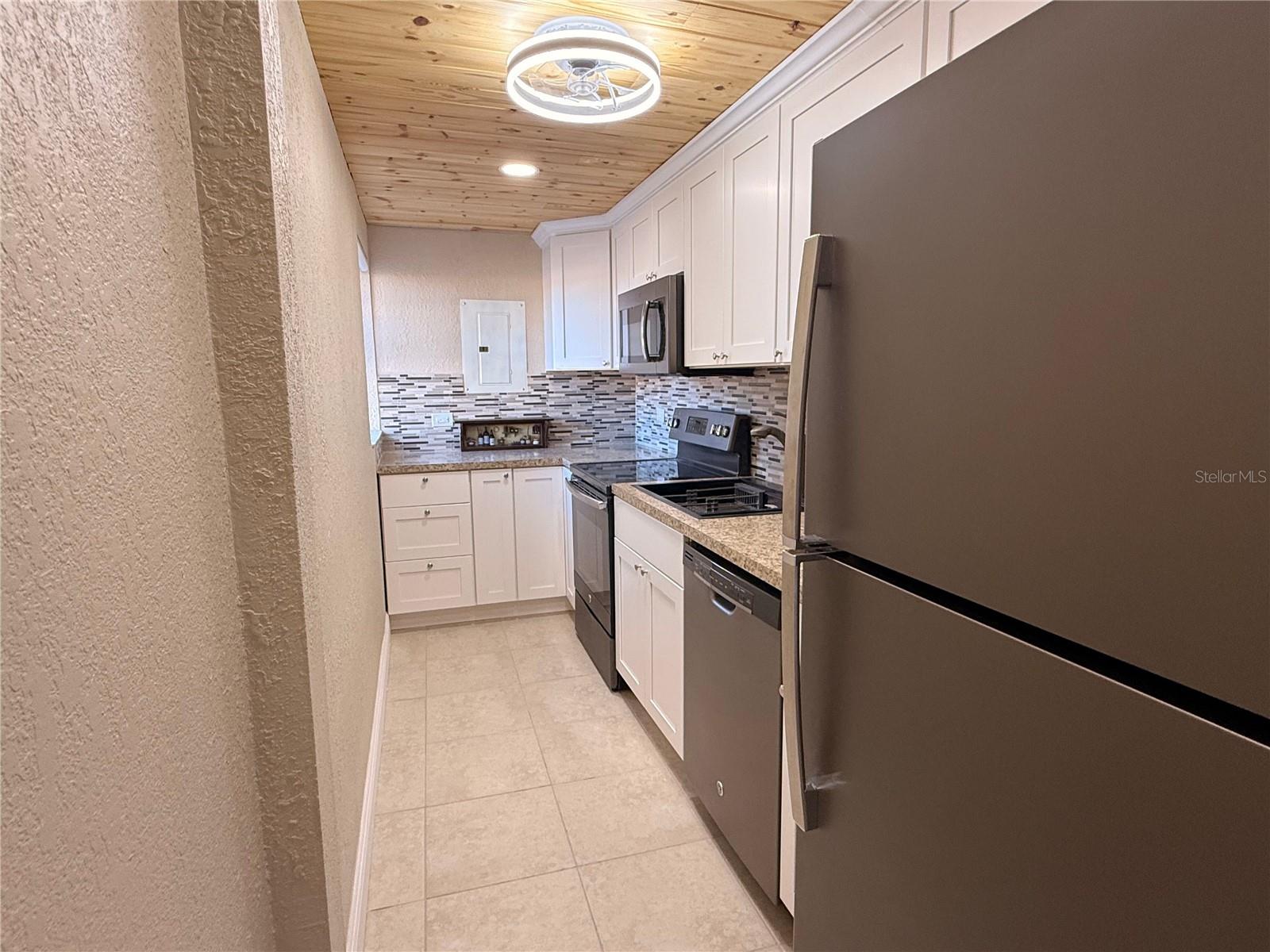 1605 CLUB CIRCLE 1605