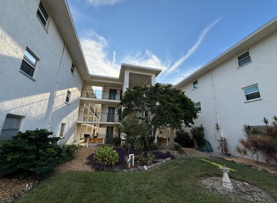 HOLIDAY APTS - Residential